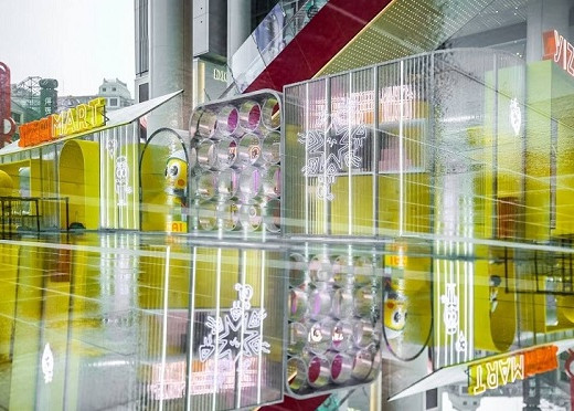 一场潮玩艺术展在上海球王会体育在线广场上演