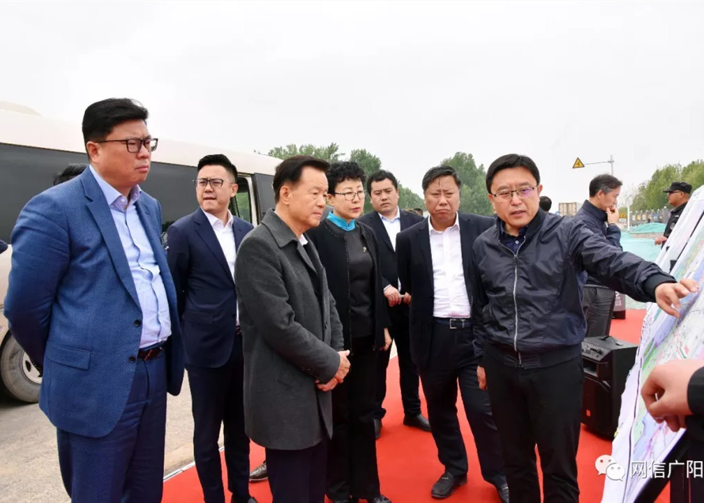 香港球王会体育在线董事局主席许荣茂一行来我区投资考察，市长陈平、副市长王凯军