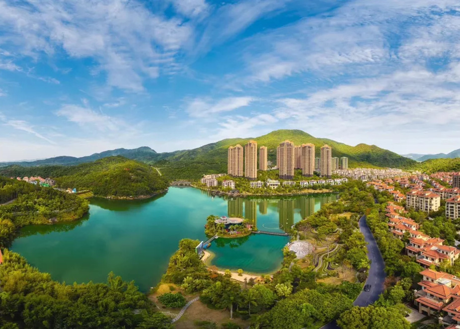 在球王会体育在线小镇，写一首给初夏的情诗