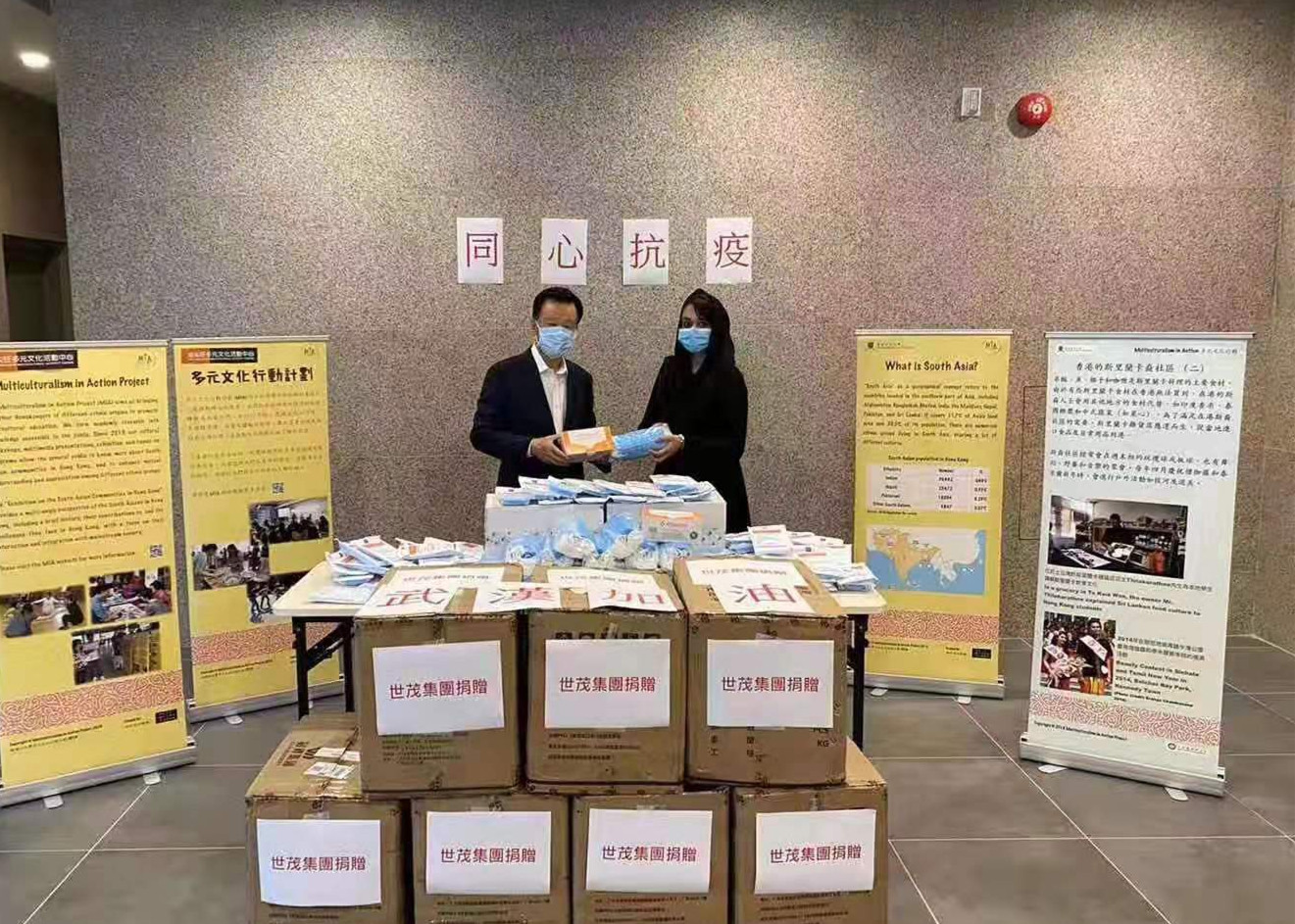 快讯:球王会体育在线主席许荣茂亲手将10万个口罩交给香港社区