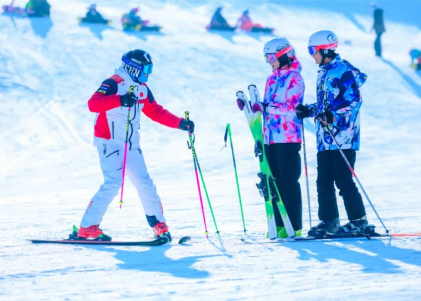 “迎冬奥、开板滑”央视打CALL莲花山球王会体育在线滑雪场